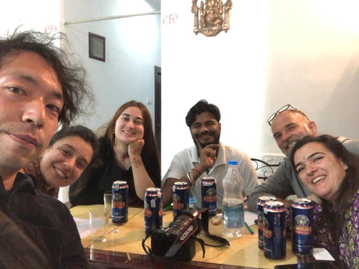 קג'ורהו Karma Hostel מראה חיצוני תמונה