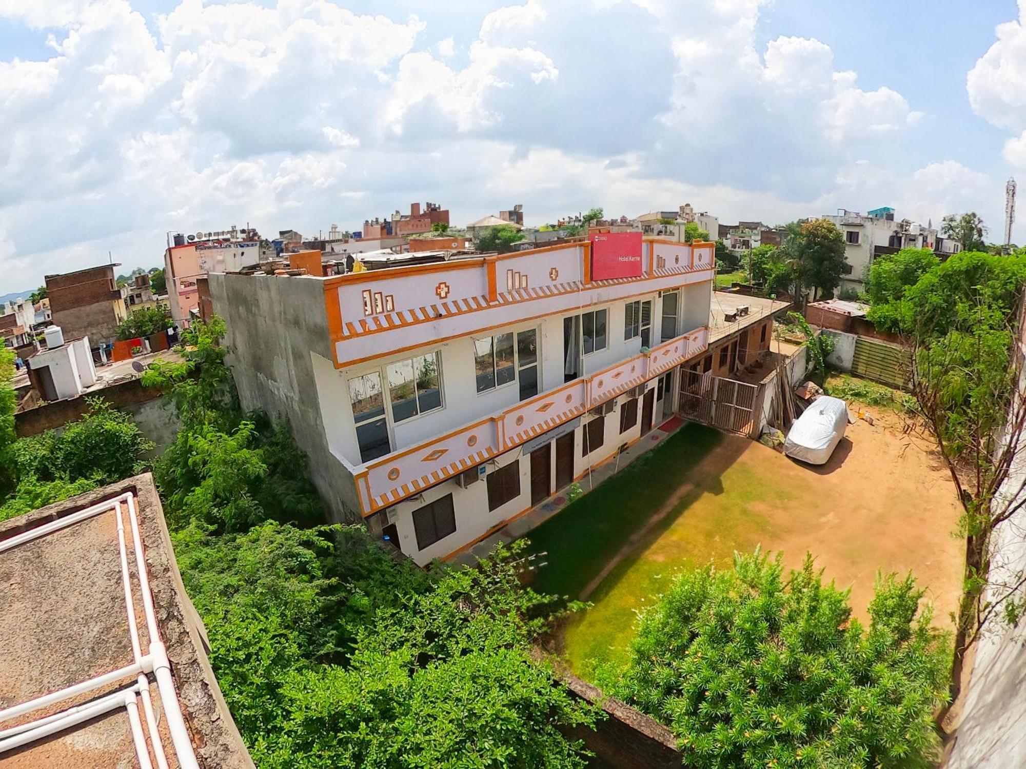 קג'ורהו Karma Hostel מראה חיצוני תמונה