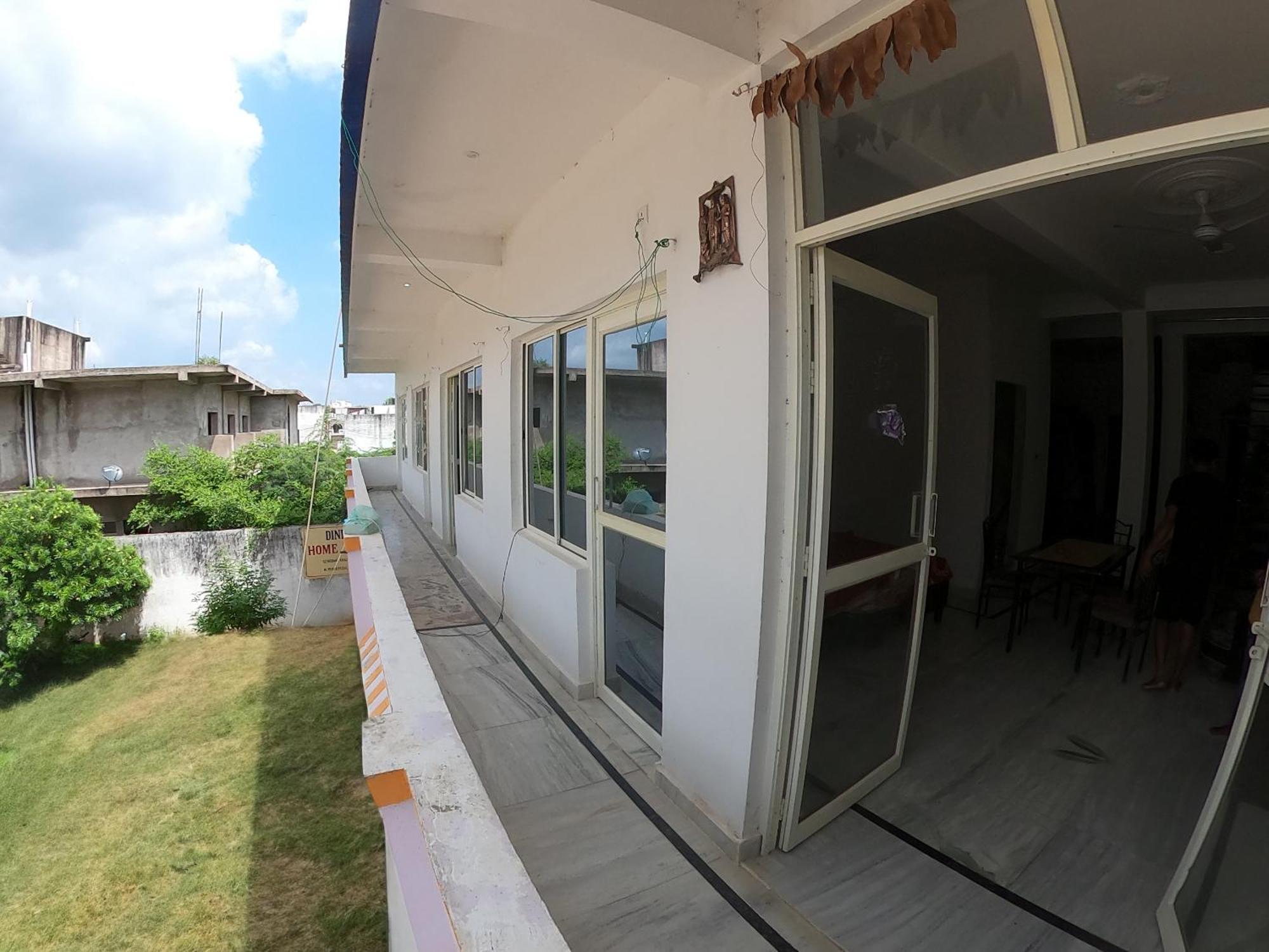 קג'ורהו Karma Hostel מראה חיצוני תמונה
