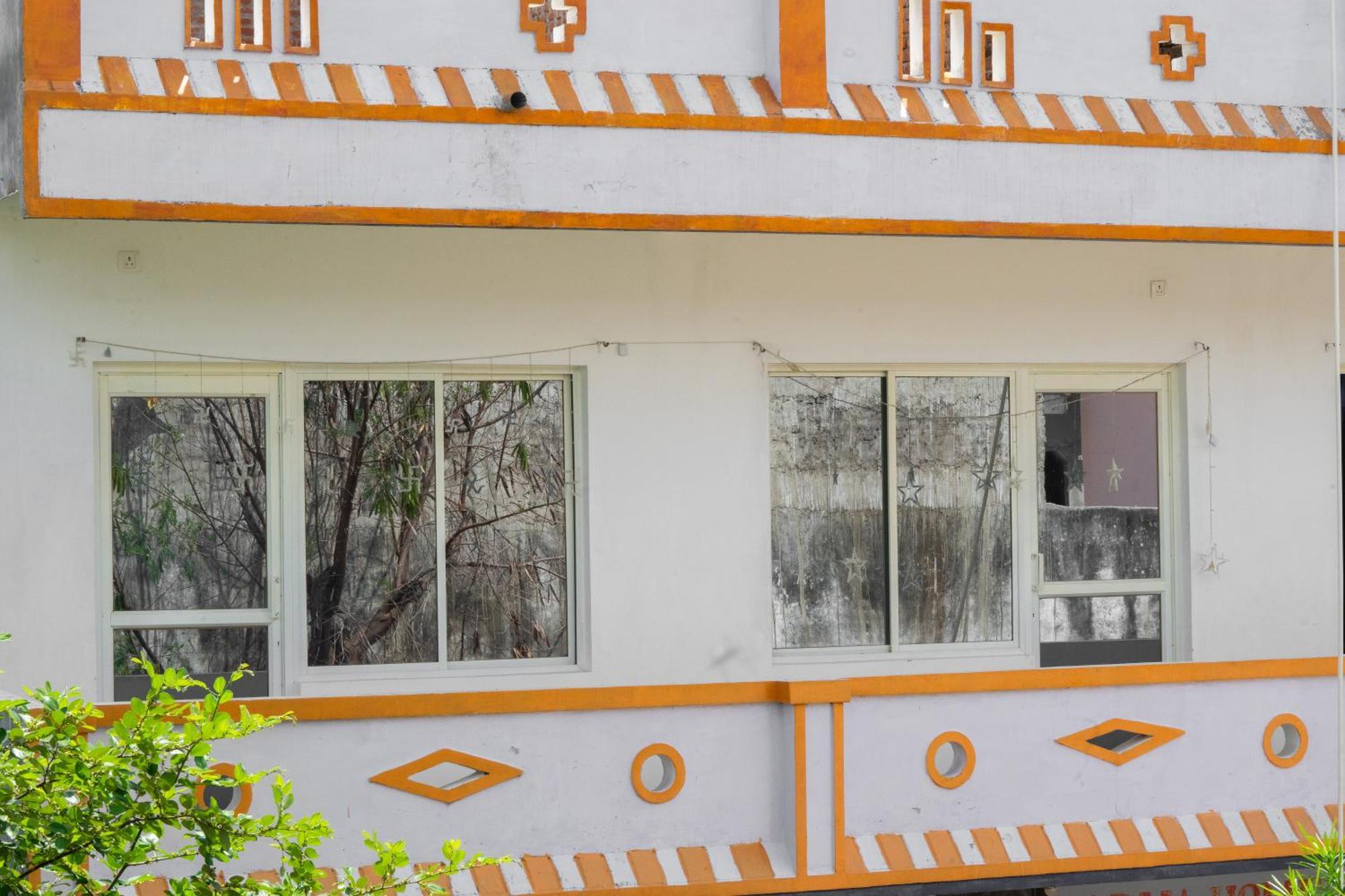 קג'ורהו Karma Hostel מראה חיצוני תמונה