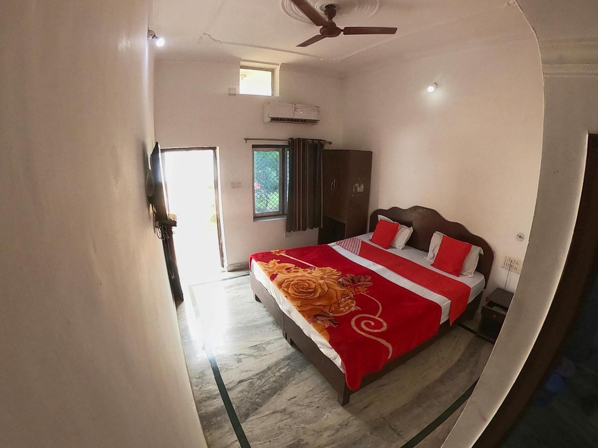 קג'ורהו Karma Hostel מראה חיצוני תמונה