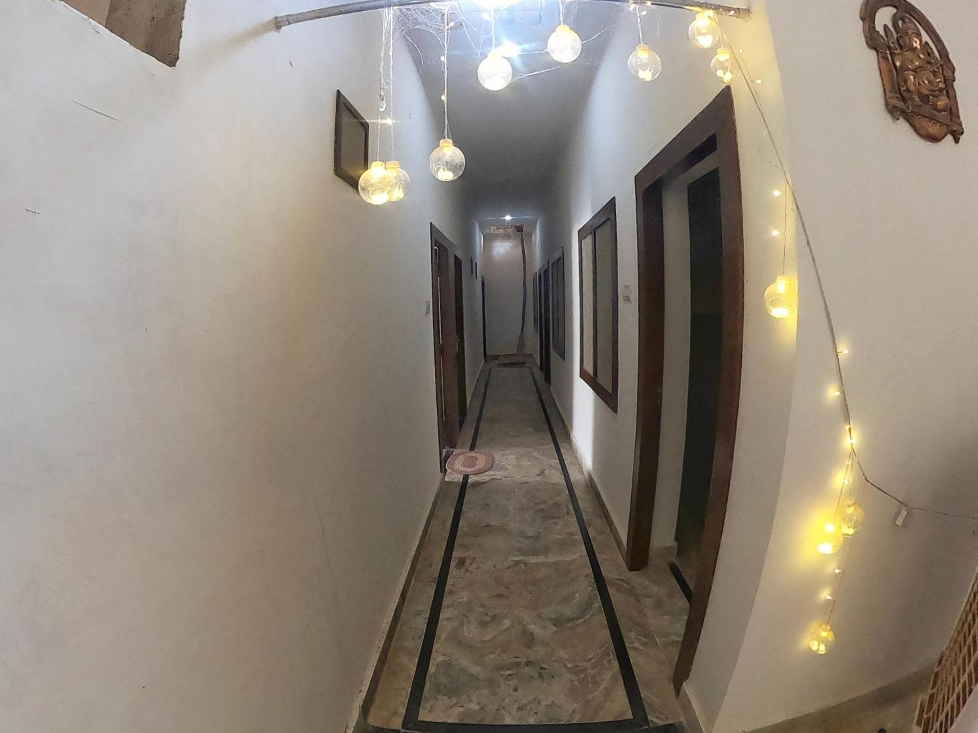 קג'ורהו Karma Hostel מראה חיצוני תמונה