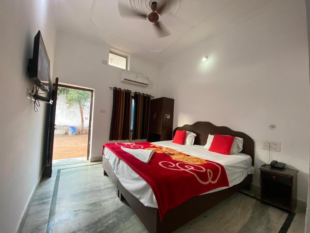 קג'ורהו Karma Hostel מראה חיצוני תמונה
