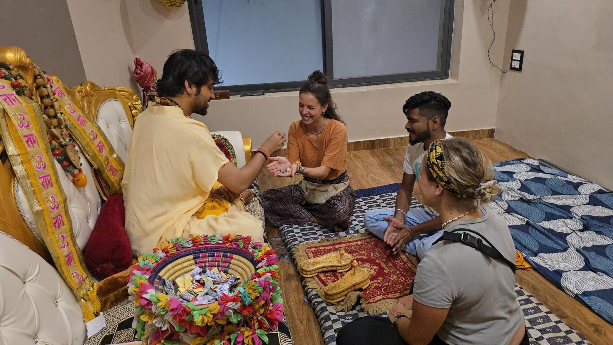 קג'ורהו Karma Hostel מראה חיצוני תמונה